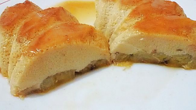 Corte del pudín de plátano en el microondas