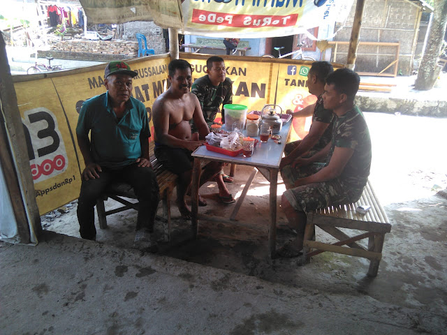 Bercengkerama Dengan Warga Saat Satgas TMMD Istirahat 