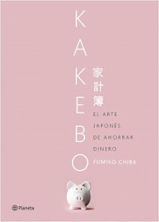 Portada de Kakebo. El arte japonés de ahorrar dinero de Fimuko Chiba con Editorial Planeta. Sobre fondo rosa la palabra kakebo escrita en vertical con letras blancas, debajo, una hucha con forma de cerdito blanco.