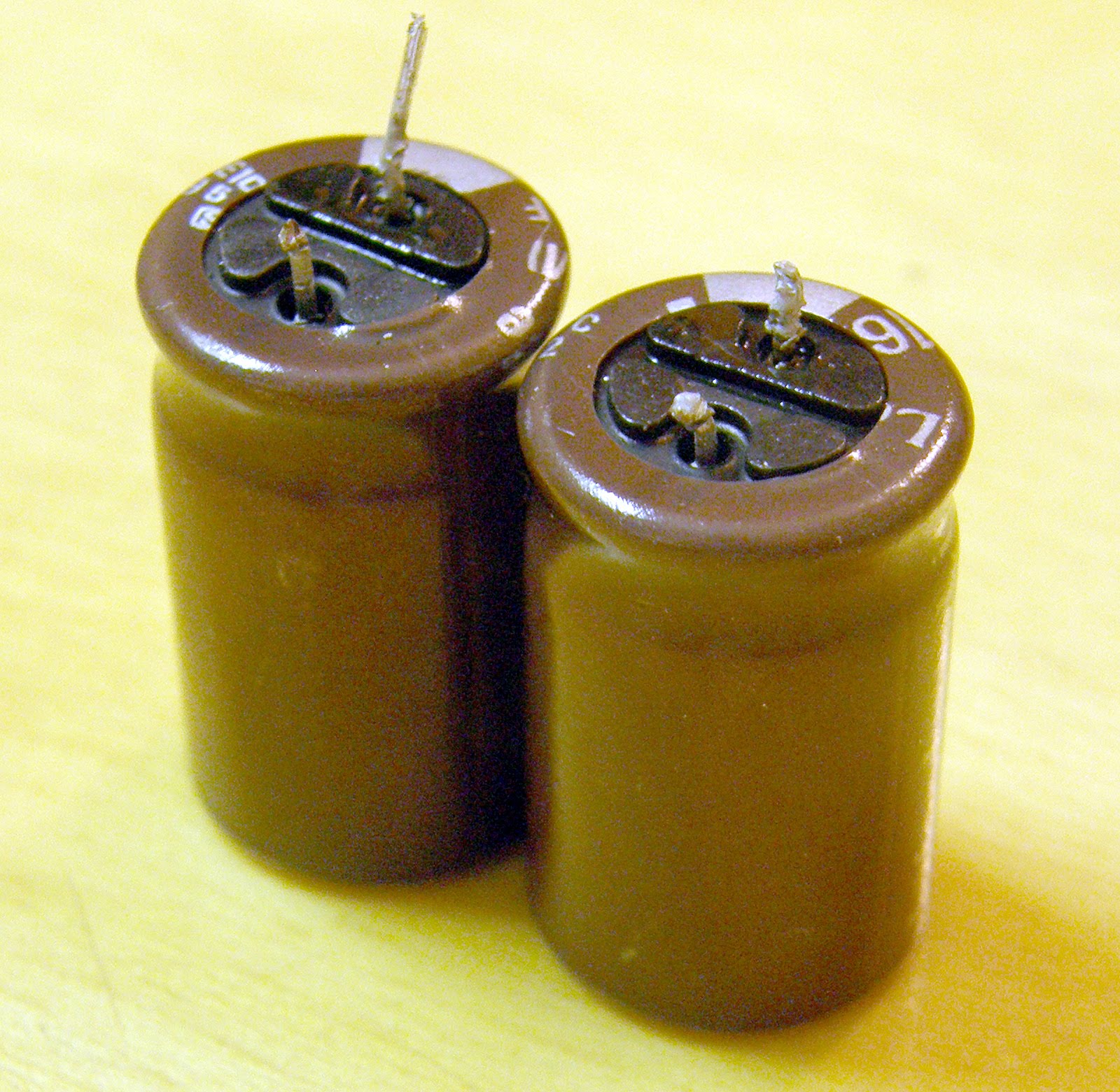 вытекший электролит. монитор самсунг конденсатор. блок питания пк вздутые конденсаторы. вытек конденсатор на плате. вытек конденсатор на плате.