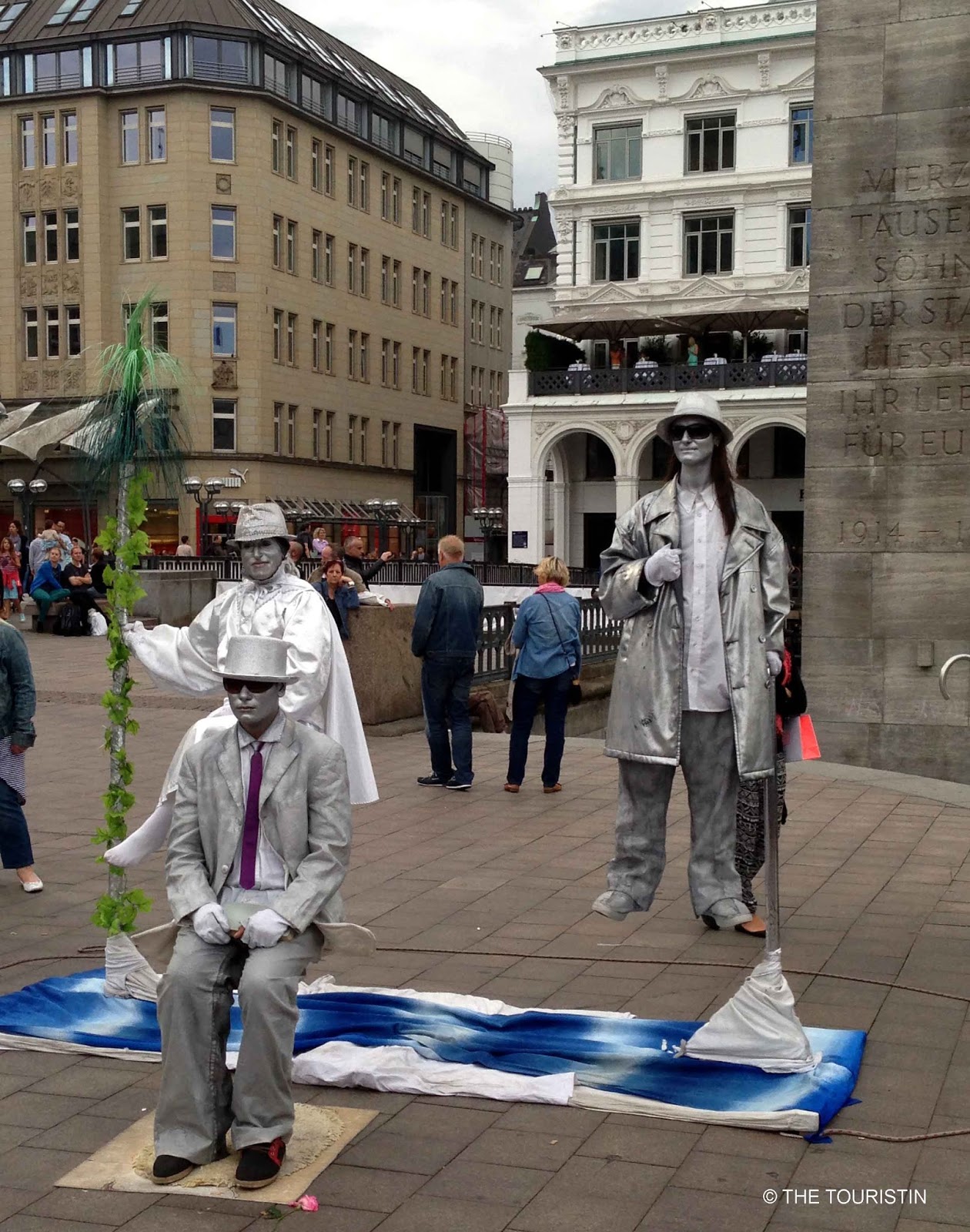 THE TOURISTIN Magically floating street artists