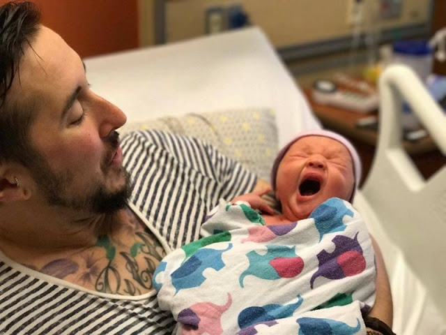 Мужчина-трансгендер родил здорового малыша!