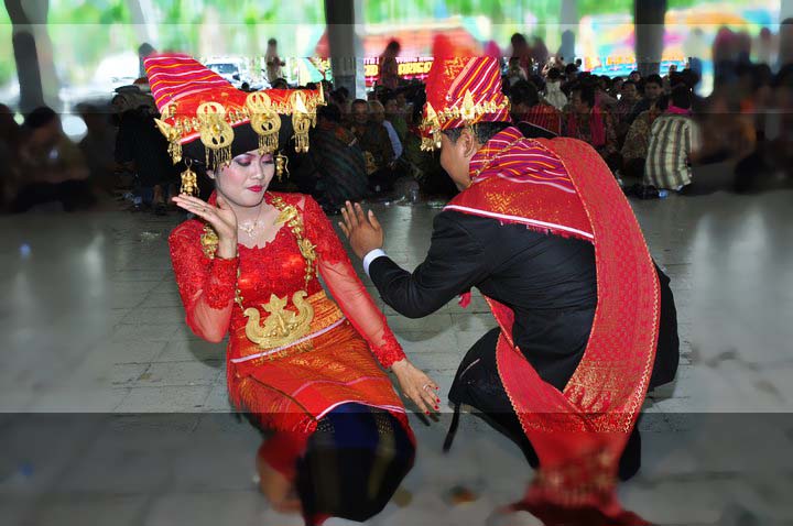 baju pengantin batak karo 