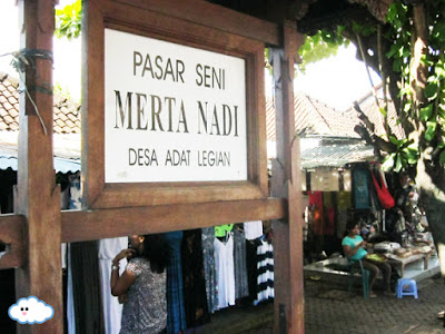 Pasar Seni Merta Nadi di kuta bali yang menjual berbagai perlengkapan 