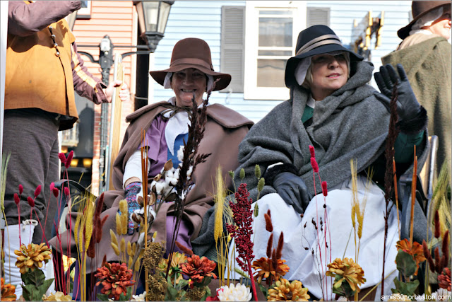 Descendientes del Mayflower en el Desfile de Acción de Gracias de Plymouth