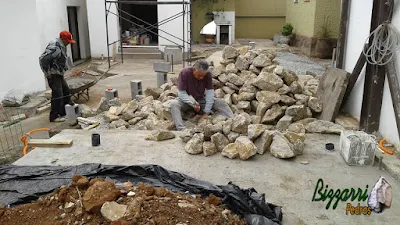 Uma segunda feira de manhã Bizzarri acertando a pedra para a execução das muretas de pedra com pedra moledo com a execução das escadas de pedra e dos pisos de pedra em construção com pedras em São Paulo-SP. 26 de setembro de 2016.