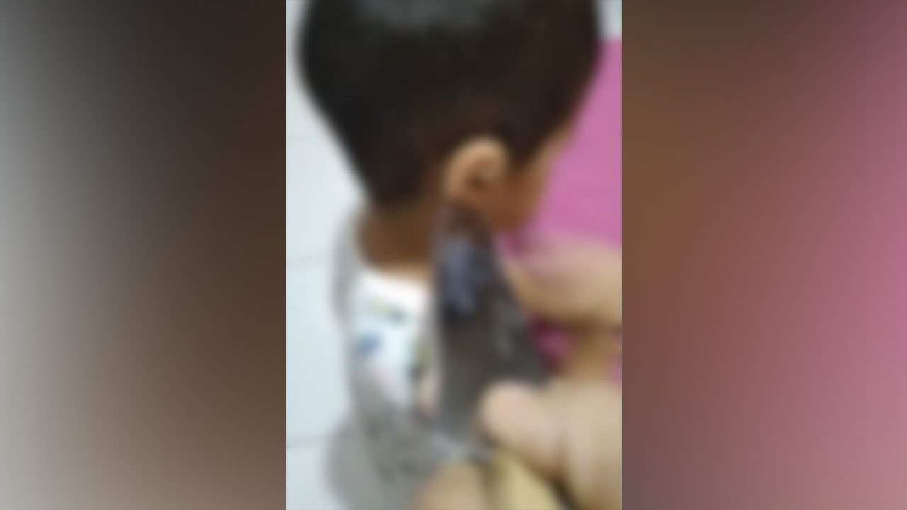 Mulher grava vídeos usando faca para bater e ameaçar filhos; veja o vídeo