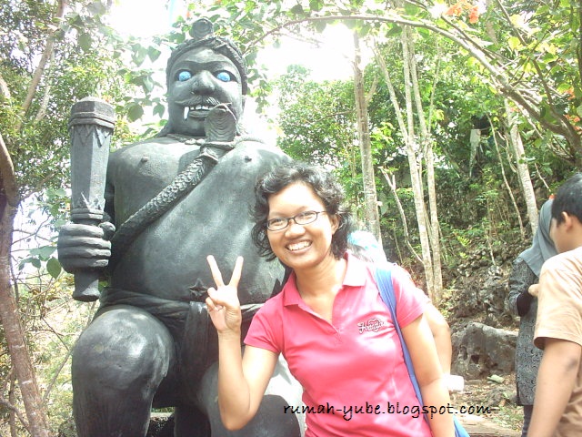 jalan-jalan ke pacitan pose dulu sebelum masuk ke gua gong