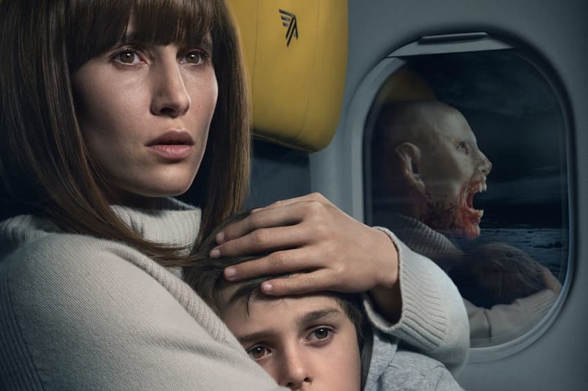 Netflix показал полный трейлер хоррора «Кроваво-красное небо» про вампира в самолёте Netflix показал полный трейлер хоррора «Кроваво-красное небо» про вампира в самолёте