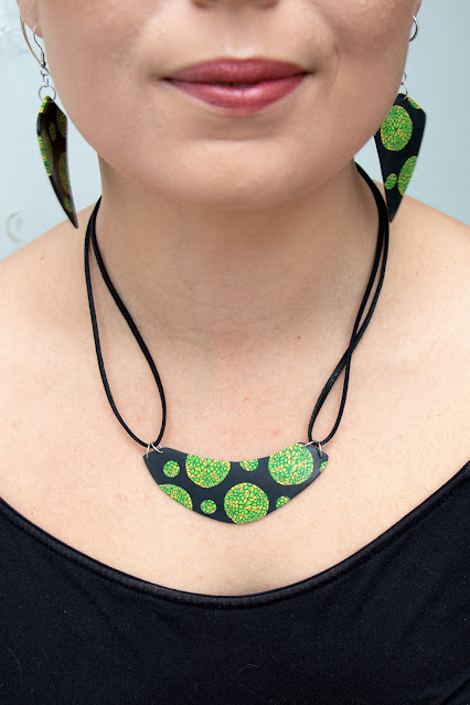 collier en pâte polymère noir vert jaune orange Stenna