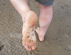 9 Tipps für eine Tour im Wattenmeer mit kleinen Kindern. Dreckige Füße sind kein Problem! Kleiner Tipp: Die Kinder erst nach der Wanderung sauber machen und umziehen.