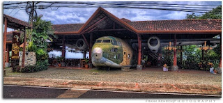EL AVION RESTAURANTE por Fairchild C-123 cargo plane sitting on the cliff-side of Manuel Antonio Hill in Quepos, Costa Rica por Frank Kehren | www.flickr.com/photos/fkehren/4232548803 EL AVION RESTAURANTE