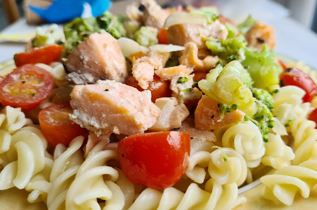 Rezept: Nudeln mit Lachs, Tomaten und Brokkoli in cremiger Sahnesoße. Mit frischem oder TK Lachs, gesundem Gemüse und leichter Sahne-Soße zubereitet, schmeckt das Pasta-Gericht köstlich.