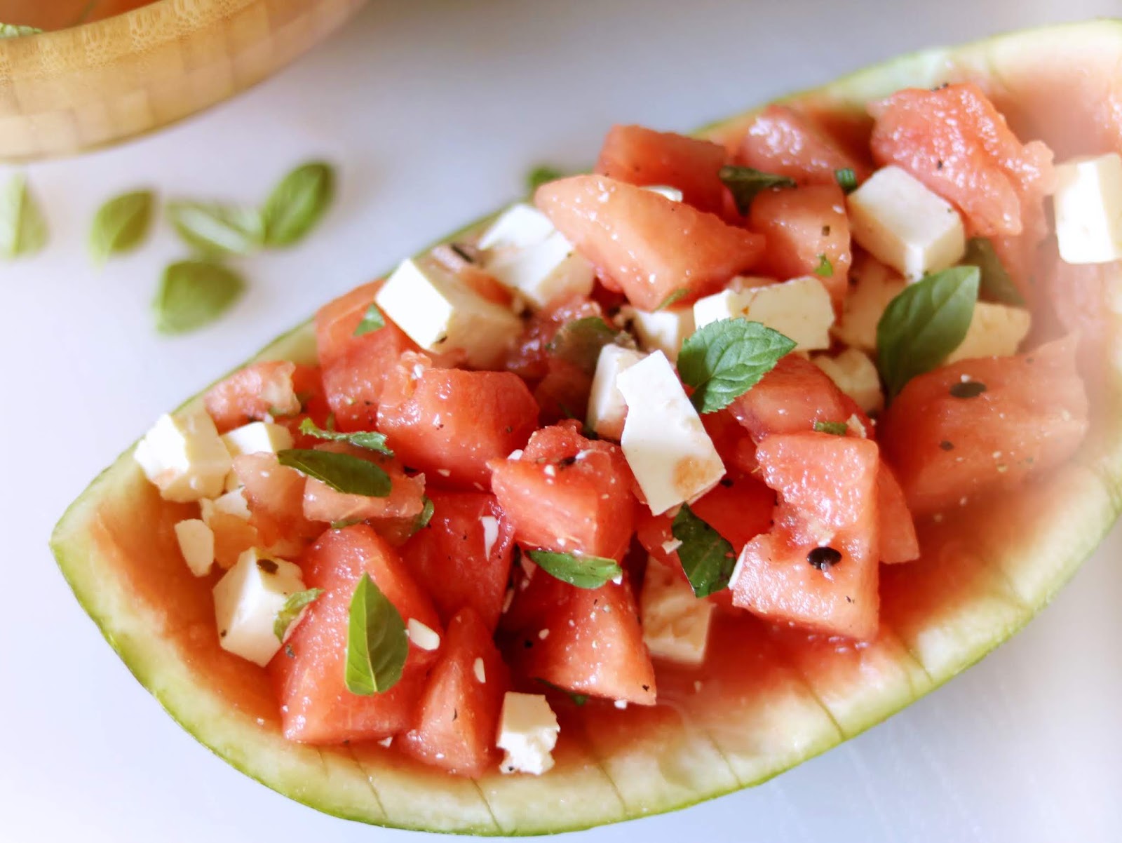 Rezept: Salat mit Melone, Hirtenkäse, Minze und Basilikum im Schiffchen ...