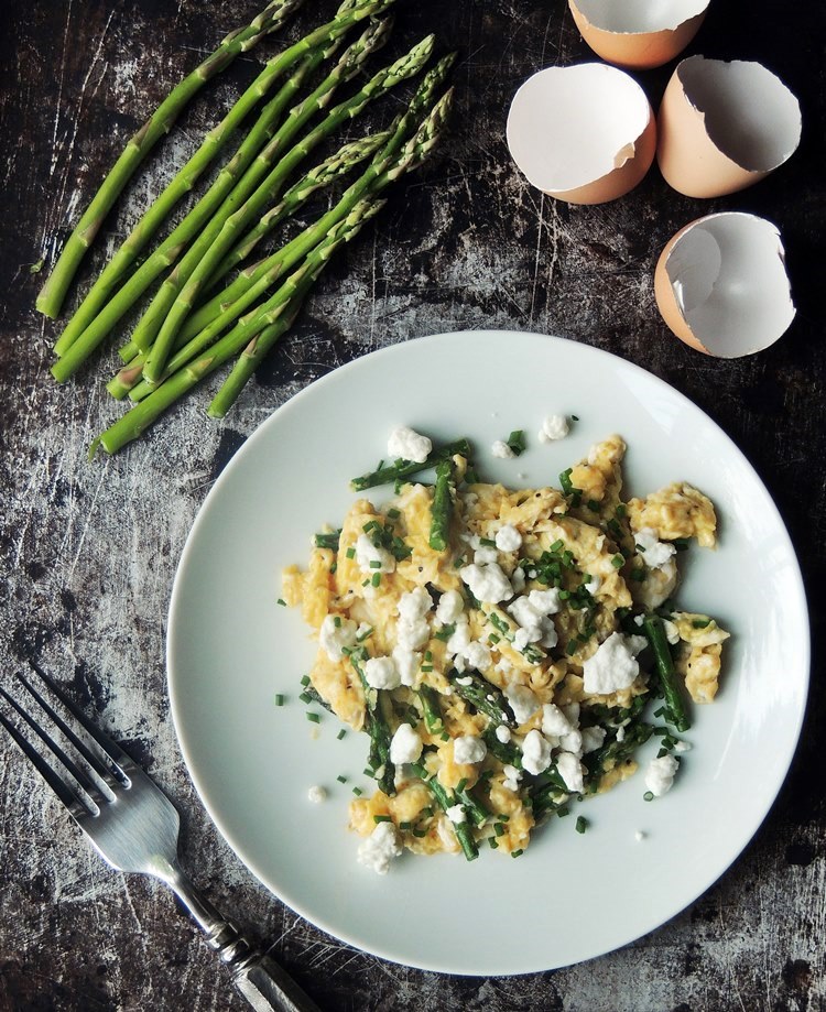 Perfect Scrambled Eggs with Asparagus and Goat Cheese Keto/LCHF