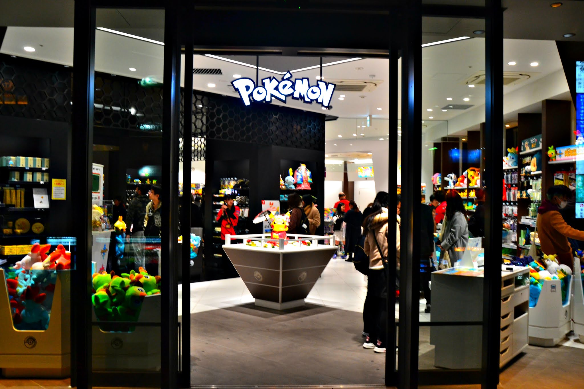 PokéJungle: Pokémon Game & Merch News on X: Pokémon Center Kyoto will be  moving and opening at their new location on March 16! Features statues of  Ho-oh and Lugia in the store.