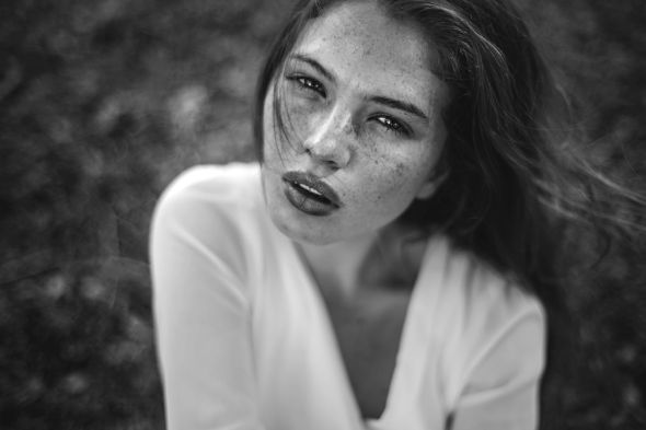 As belas modelos com sardas na fotografia de Agata Serge Agata Serge 500px arte fotografia fashion mulheres modelos sardas beleza preto e branco