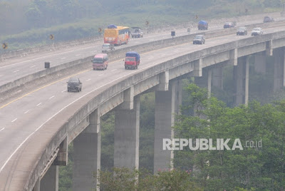 Jembatan Cisomang di ruas Tol Cipularang km 100+700. Foto : Republika. http://www.republika.co.id/berita/nasional/umum/16/12/23/oimhcx335-hanya-kendaraan-golongan-i-bisa-lewati-jembatan-cisomang