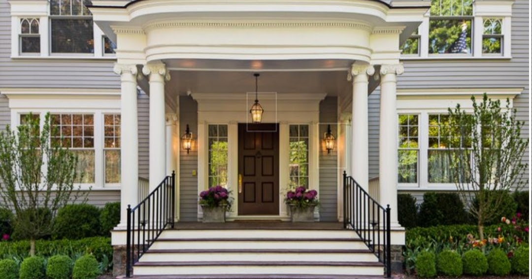 Сколько входов в дом. Крыльцо в классическом стиле. Входная группа загородного дома. Входная группа в деревянном доме. Крыльцо в загородном доме.