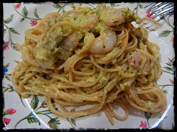 Spaghetti al pesto de calabacín con gambas y champiñones