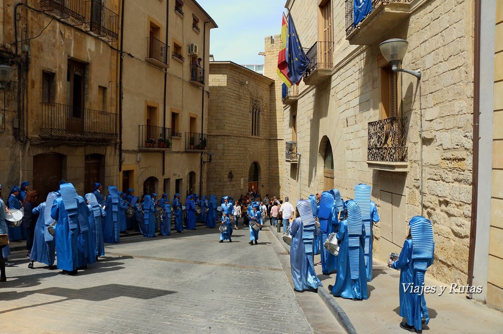 Calles de Alcañiz, preparando la procesión del Pregón de Semana Santa