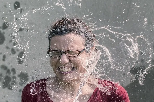 水を浴びて驚く外国人女性