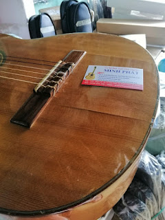 Địa chỉ thay dây đàn, chỉnh rè, dán thùng đàn guitar tphcm