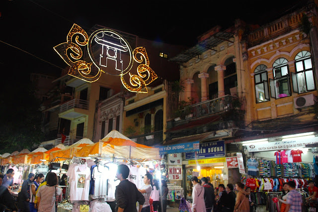Mercado noturno (night market) em Hanói, Vietnã