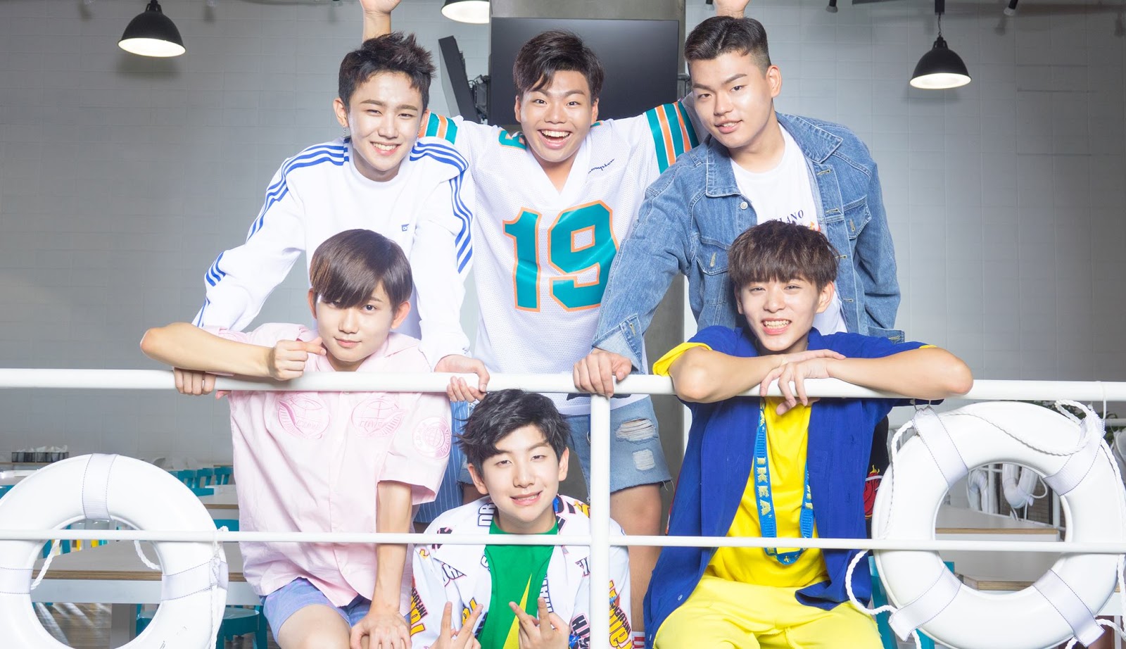El líder del grupo de chicos "The East Light" rompió el silencio y