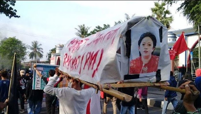 Mengerikan, Mahasiswa Makassar Mengarak Keranda Puan Maharani Bertuliskan 'Mayat Perampok Rakyat'