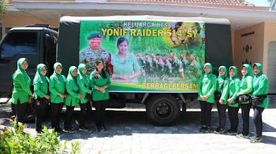 WUJUD BHAKTI DAN CINTA KEPADA RAKYAT, DANYONIF RAIDER 514 KOSTRAD BAGI NASI KOTAK KEPADA BAPAK-BAPAK PENARIK BECAK WUJUD BHAKTI DAN CINTA KEPADA RAKYAT, DANYONIF RAIDER 514 KOSTRAD BAGI NASI KOTAK KEPADA BAPAK-BAPAK PENARIK BECAK