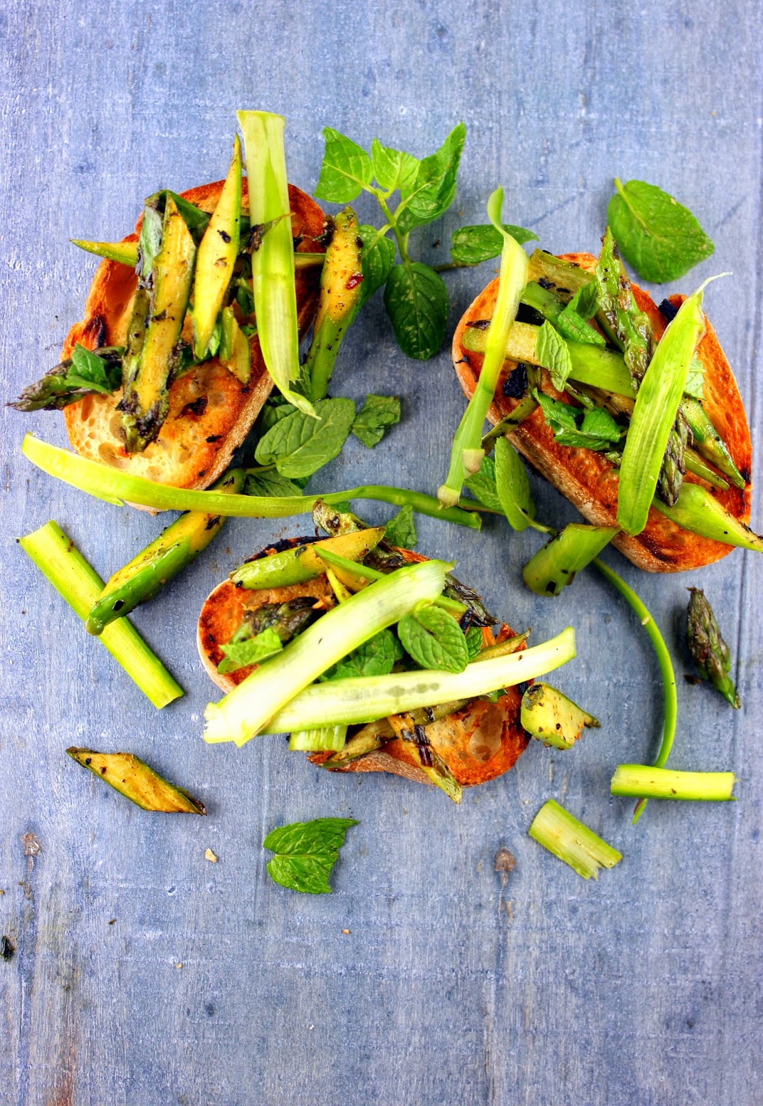 Gaumenthrill: Küchenquickie: Brot mit Spargel und Minze