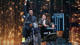manish paul and dharmendra dharmendra and manish paul recreate 'Sholey' song 'ye dosti hum nahi tedonge'