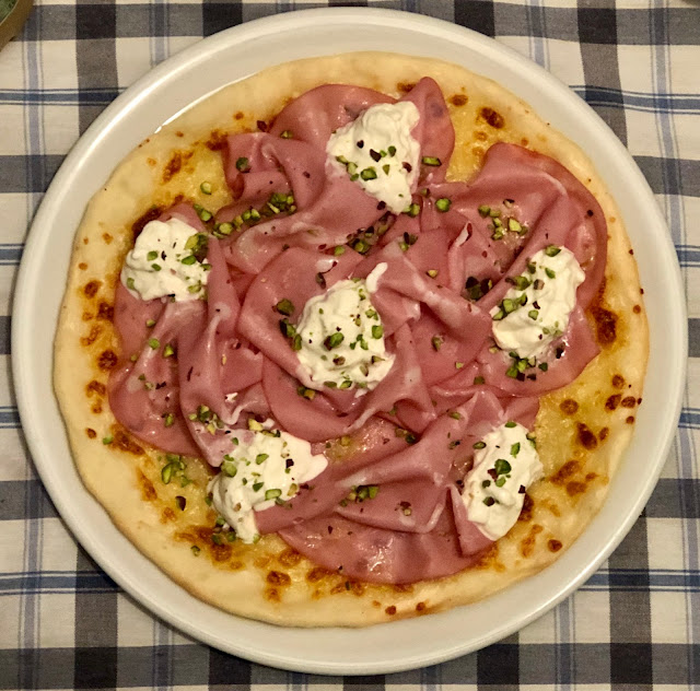 PIZZA BIANCA MORTADELLA, PISTACCHI E STRACCIATELLA