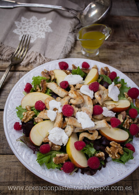 Ensalada de pollo especiado y frambuesas