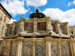 Fontana maggiore, Pérouse