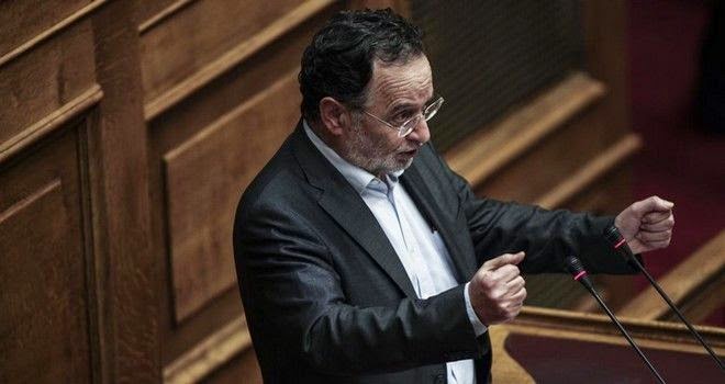 Ο Π. Λαφαζάνης "σκίζει" το μνημόνιο Ο Π. Λαφαζάνης "σκίζει" το μνημόνιο