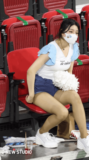 앉아있는 이예빈 치어리더 - 꾸르