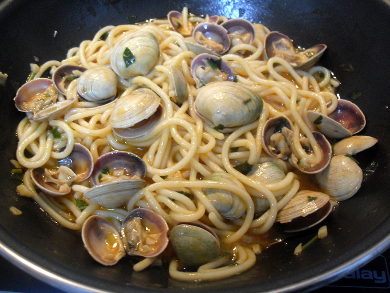 Receta de espaguetis con almejas.