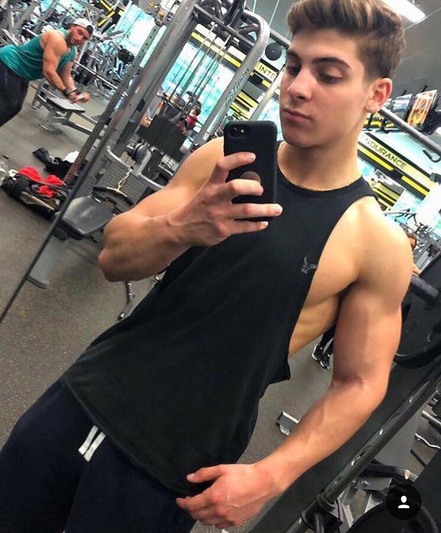 cutest-young-gym-fit-boys-selfies