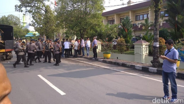 Bom Bunuh Diri di Polrestabes Medan, Warga: Bunyi Ledakan Sangat Keras Bom Bunuh Diri di Polrestabes Medan, Warga: Bunyi Ledakan Sangat Keras