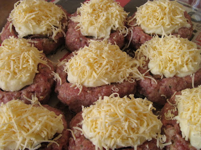 Котлеты с грибами запеченные под молочным соусом