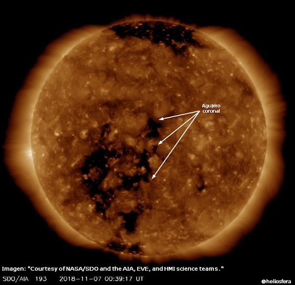 Enorme agujero coronal sobre el sol . Enorme agujero coronal sobre el sol .