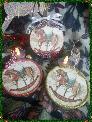 ADORNOS NAVIDEÑOS CON DECOUPAGE Y PASTA RELIEVE.