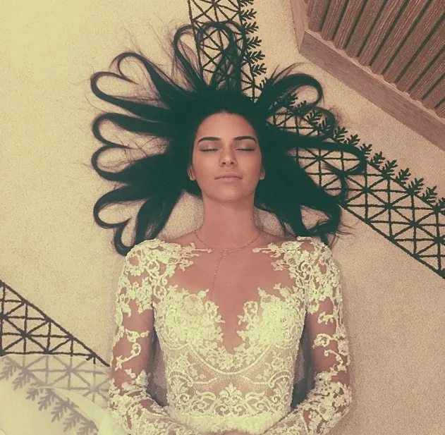 Kendall Jenner com o cabelo e vários corações teve 3 milhões e 100 mil curtidas no Instagram