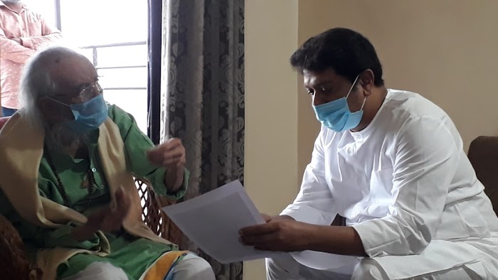 छत्रपती शिवरायांच्या संदर्भातील एका लिखाना बाबत राज ठाकरे यांनी पुण्यात घेतली यांची भेट