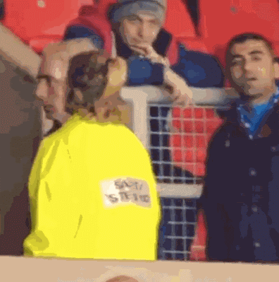Popel in Haare schmieren - Böser Fussballtrainer Popel in Haare schmieren - Böser Fussballtrainer