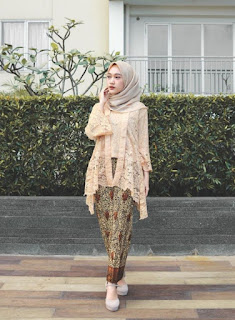 Model kebaya brokat modern hijab warna moca