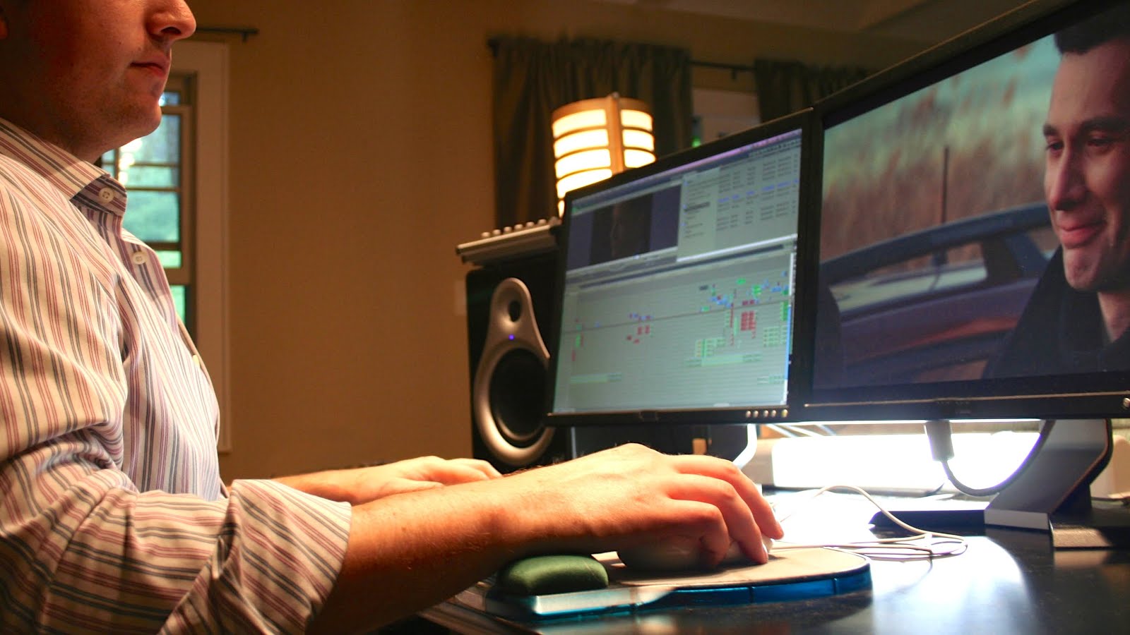 монтажер на телевидении. видеомонтажа davinci resolve. компьютерный видеомонтаж. профессия видеомонтажер. монтажер кино.