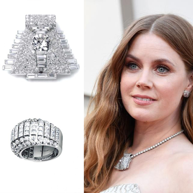 Amy Adams ha scelto i gioielli Cartier con diamanti: orecchini a mezzaluna e una sontuosa collana modello tennis con un pendente tempestato di diamanti (ingrandito nella foto in alto a destra) e anello a fascia con diamanti.